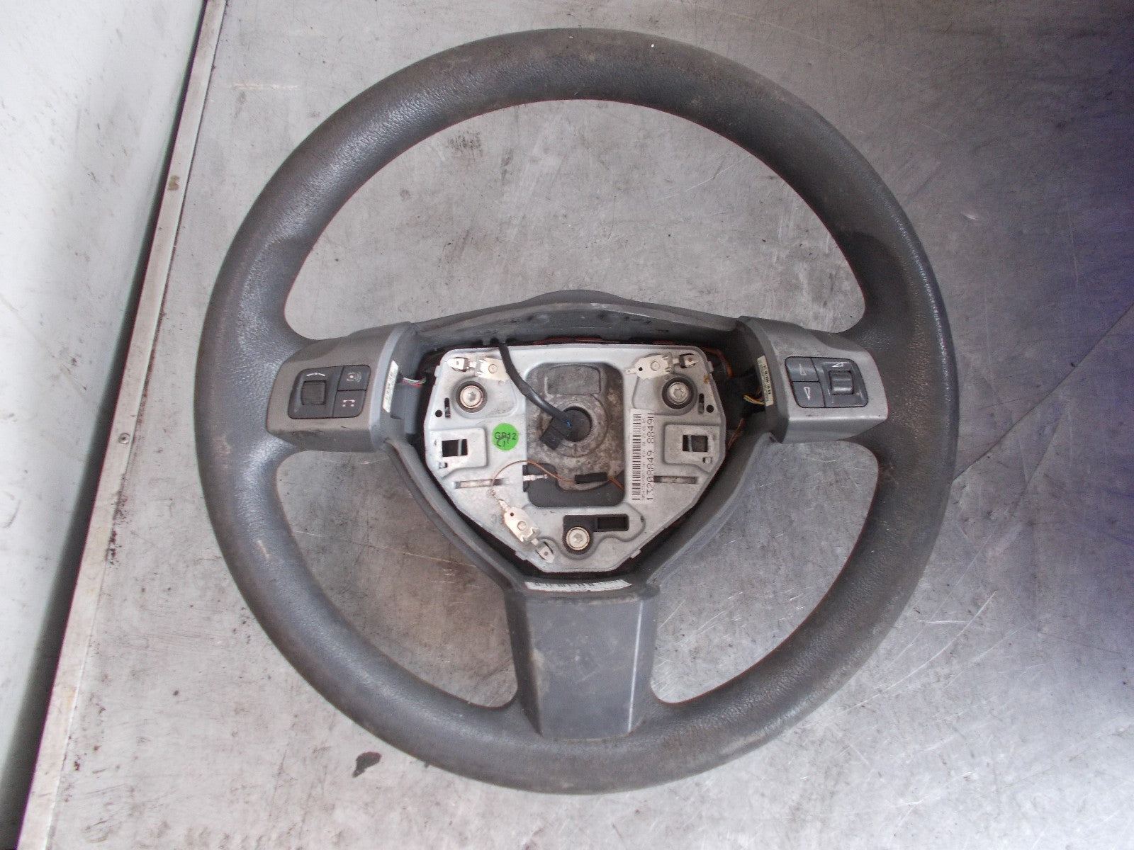VAUXHALL VECTRA C STEERING WHEEL WITH STEREO CONTROLS. NO AIRBAG. 13208849