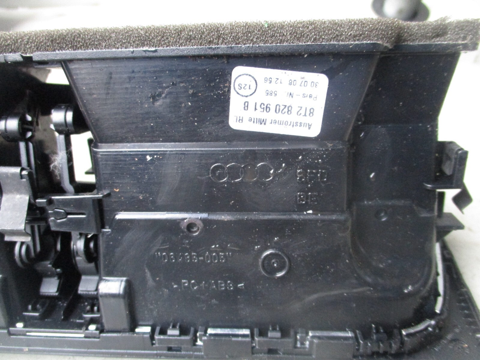 2011 AUDI A4 CENTRE DASHBOARD AIR VENT 8T2820951B (ref s)