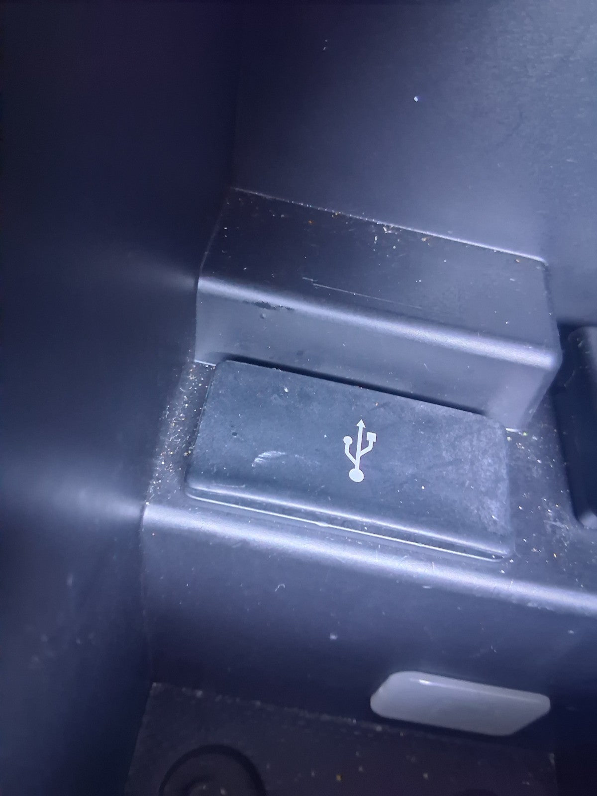 2018 MITSUBISHI OUTLANDER MK3 UNDER ARMREST USB PORT