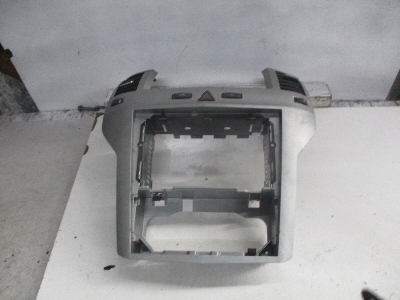 VAUXHALL ZAFIRA B MK2 2007 STEREO HEAD UNIT SURROUND TRIM AIR VENTS 13100107