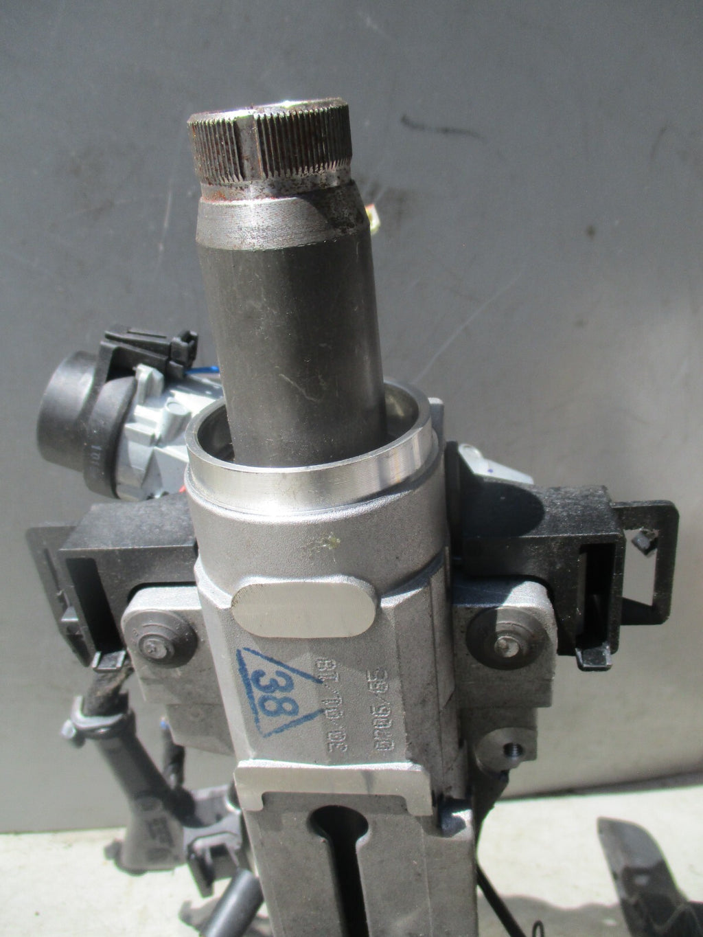 AUDI A1 8X 2015 UPPER TOP ADJUSTABLE STEERING COLUMN SHAFT A0038005