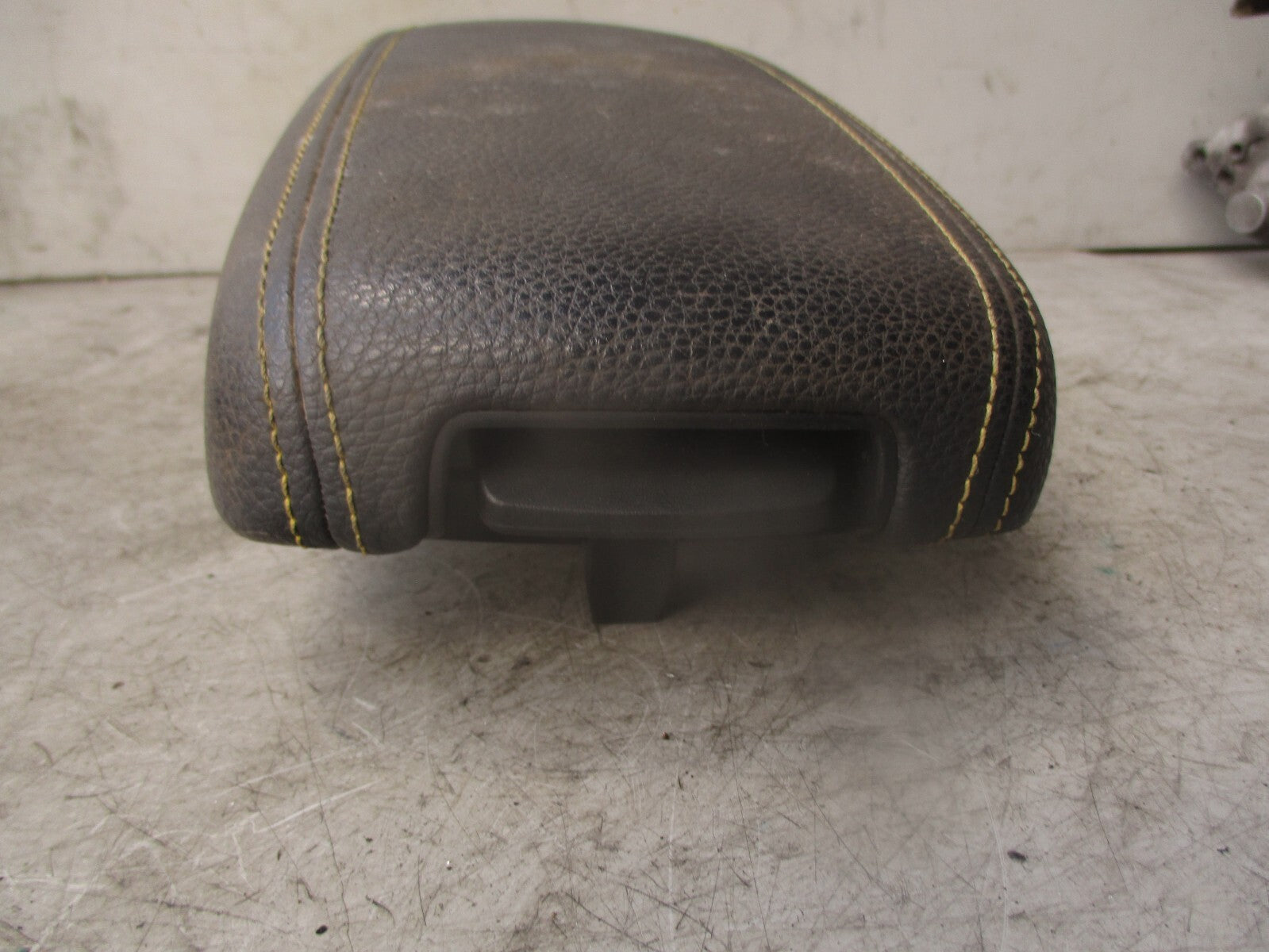2018 KIA STONIC CENTRE CONSOLE CENTRE SEAT ARMREST YELLOW STITCHING