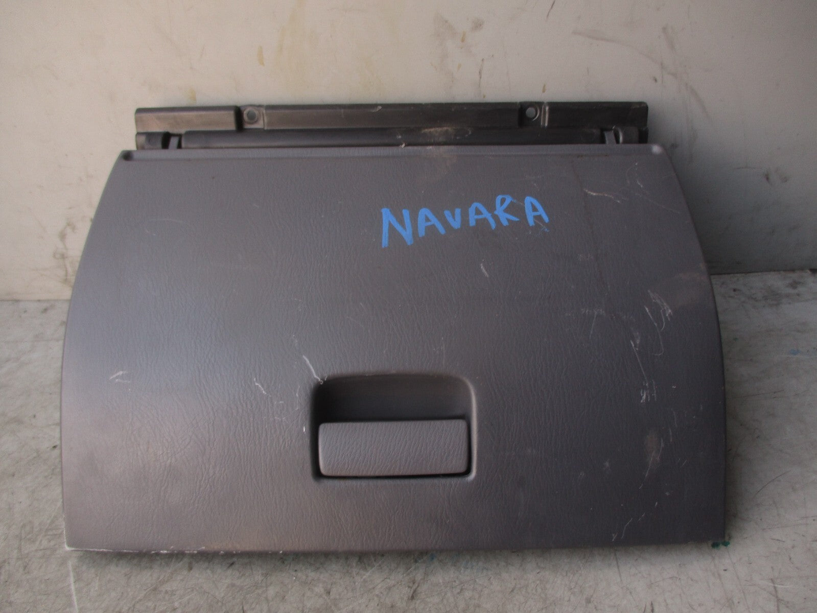 2002 NISSAN NAVARA D22 STORAGE GLOVE BOX COMPARTMENT 68520VJ200