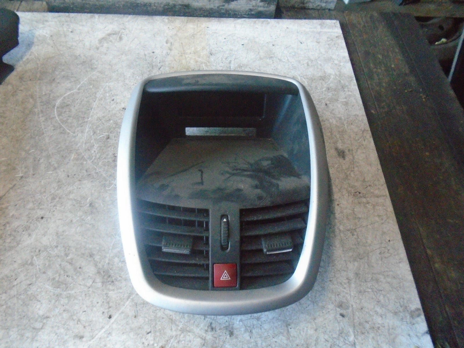 PEUGEOT 207 2009 FRONT CENTRE DASHBOARD WITH AIR VENTS 96724726ZD