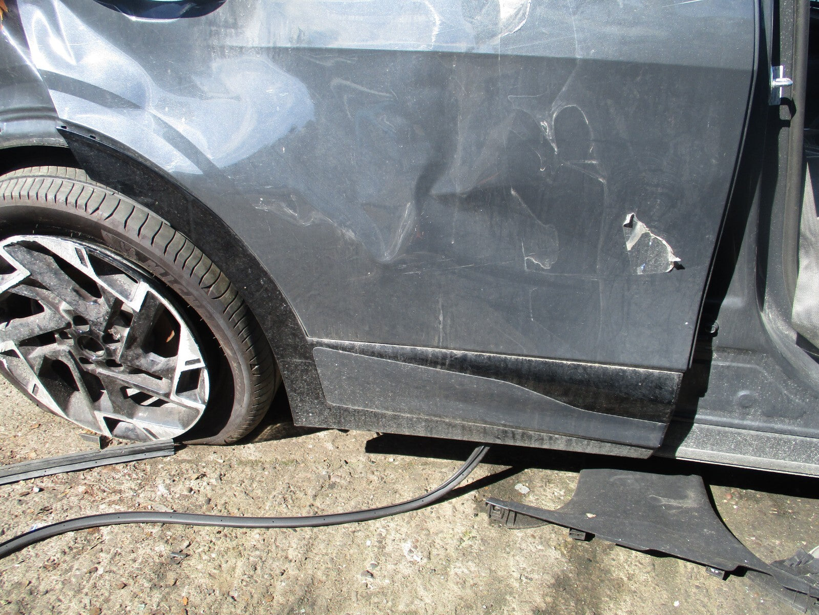 2023 KIA SPORTAGE MK5 OSR DRIVER SIDE REAR LOWER DOOR MOULDING TRIM GREY