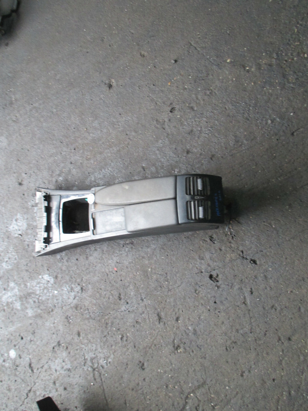MERCEDES-BENZ C-CLASS 2012 W204 CENTRE CONSOLE WITH ARM REST A2046800150