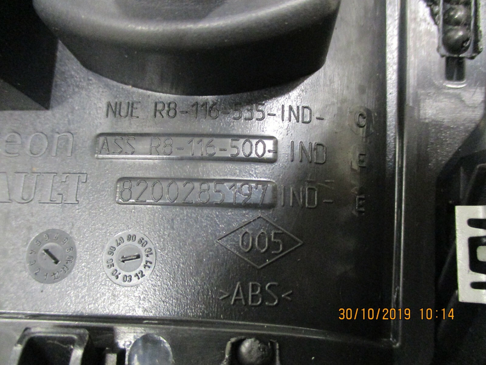 RENAULT LAGUNA MK2 2005 GEARSTICK CENTRE SURROUND TRIM HAZARD SWITCH 8200285197