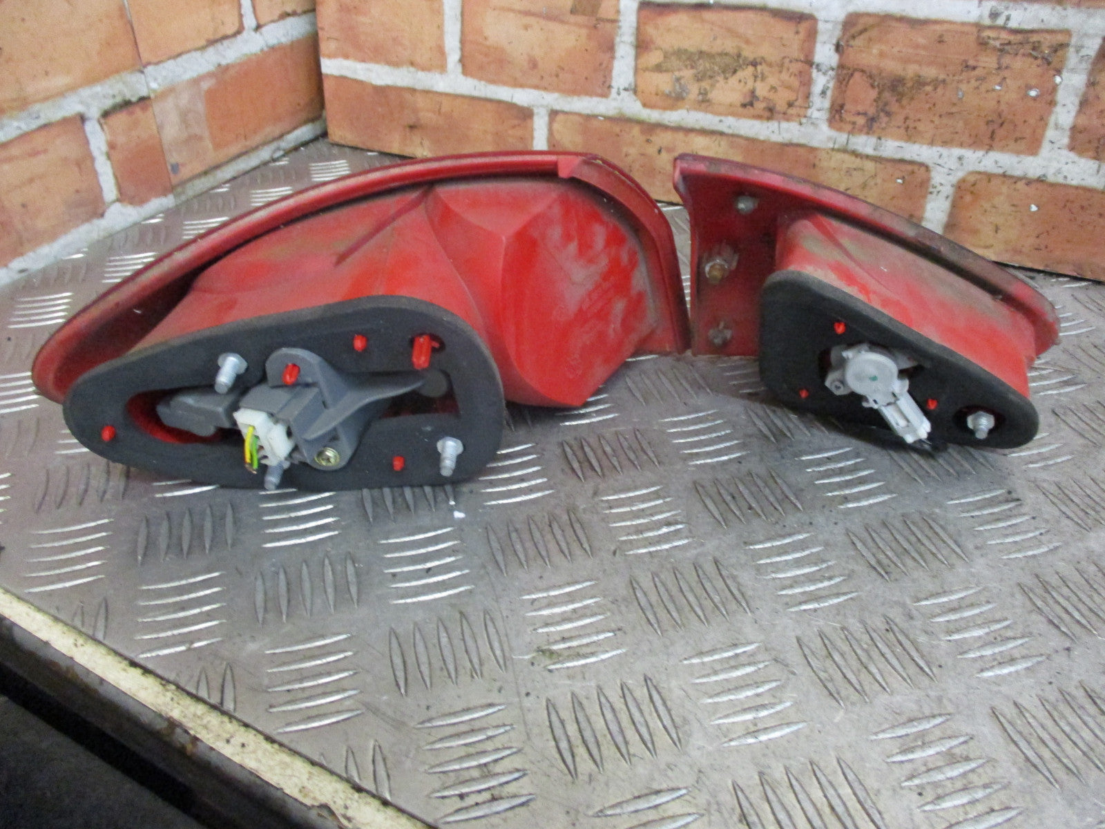ALFA ROMEO 147 2005 OS DRIVERS SIDE OUTER & INNER TAIL LIGHT 03321010 03323010