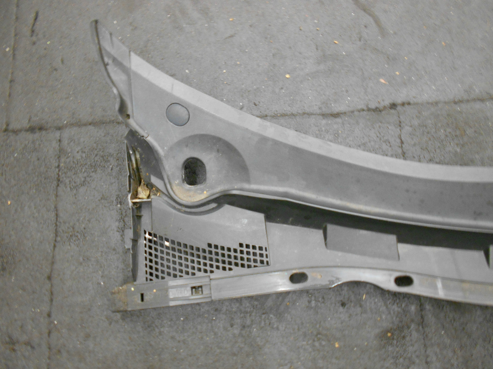 MAZDA 3 BK 2005 SCUTTLE PANEL WINDSCREEN WIPER SURROUND TRIM B32H507R1