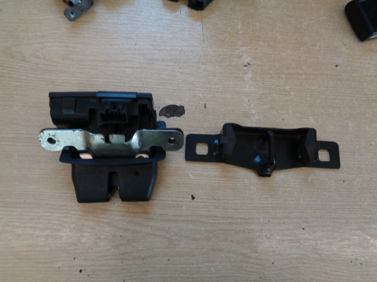 FORD FIESTA MK7 2015 BOOT TAILGATE LOCK MECH MECHANISM HOOK PLATE 8A61-A404B12-A