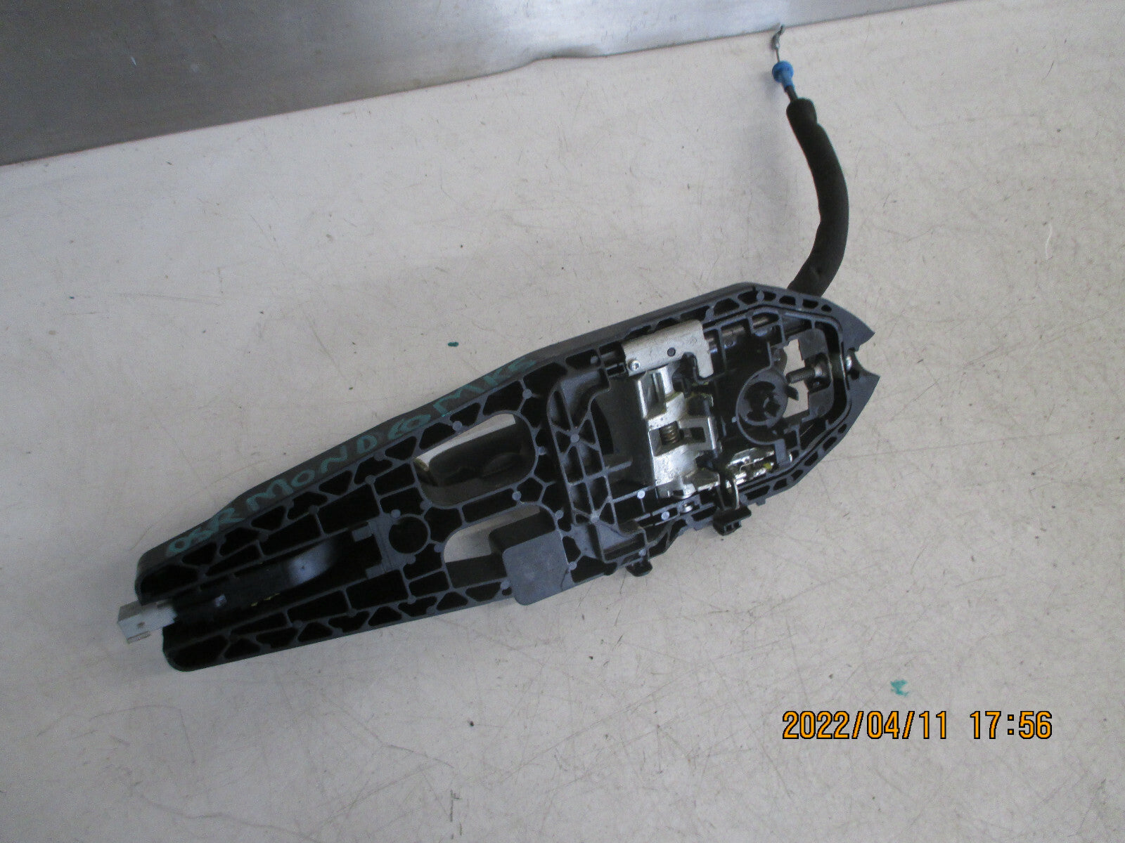 FORD MONDEO MK5 2015 OSR DRIVER SIDE REAR EXTERIOR DOOR HANDLE + BRACKET WHITE