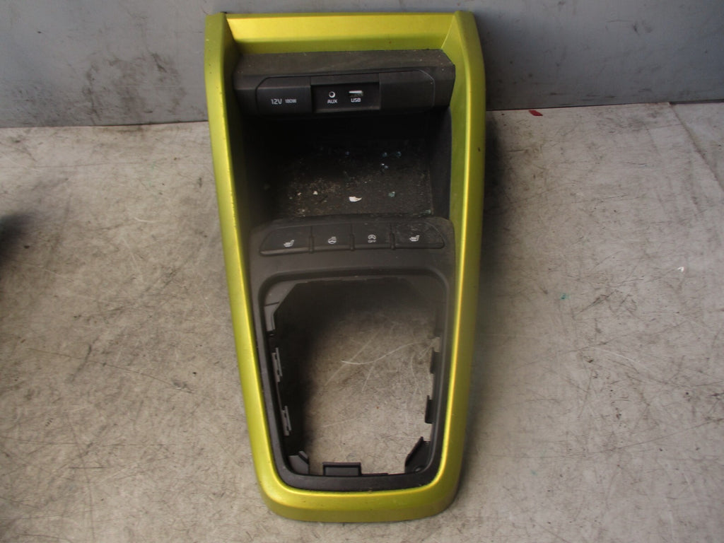 2018 KIA STONIC CENTRE CONSOLE GEAR SURROUND TRIM AUX USB SWITCHES 84630