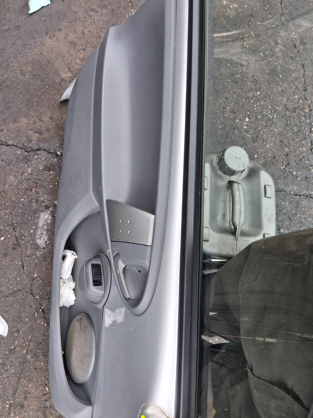 2008 TOYOTA AYGO MK1 3 DOOR NSF PASSENGER SIDE FRONT LEFT COMPLETE DOOR SILVER