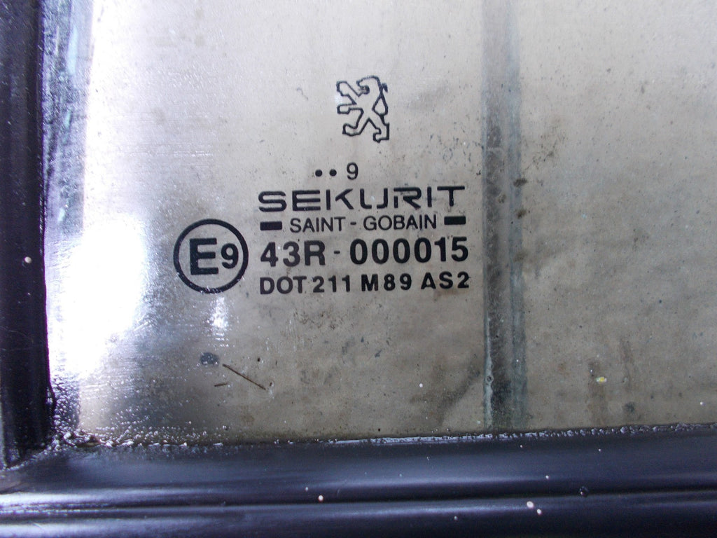 PEUGEOT 306 ESTATE NSR PASSENGER SIDE REAR DOOR QUARTER WINDOW GLASS E943R000015