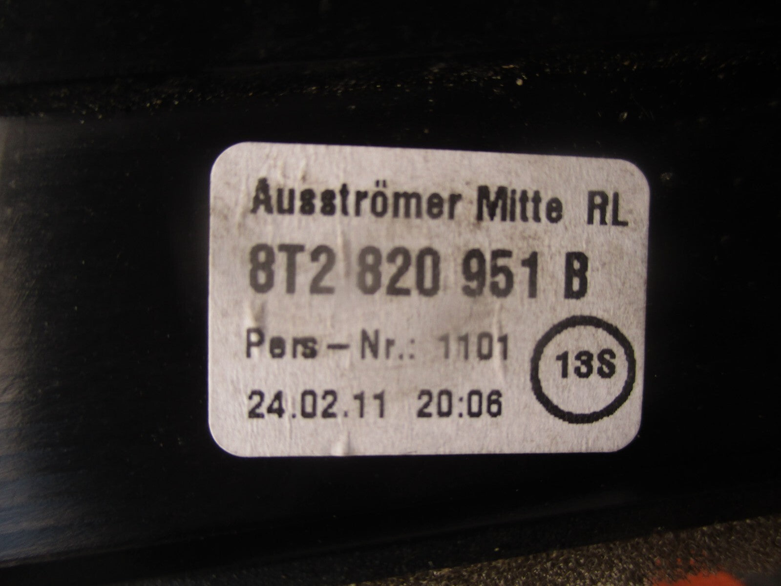 2011 AUDI A5 8T CENTRE DASHBOARD AIR VENT 8T2820951B