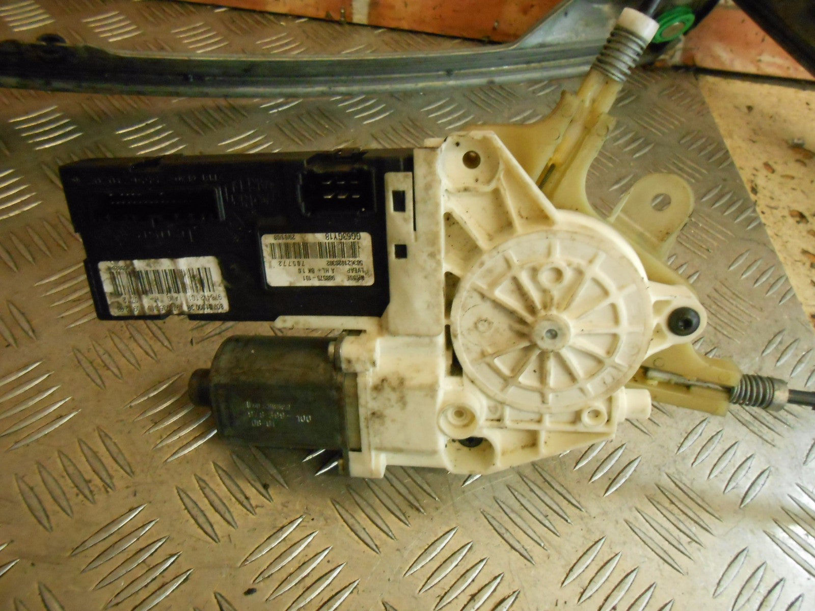 RENAULT LAGUNA 1.9 DCI MK2 LEFT HAND FRONT ELECTRIC WINDOW SWITCH 807010002R