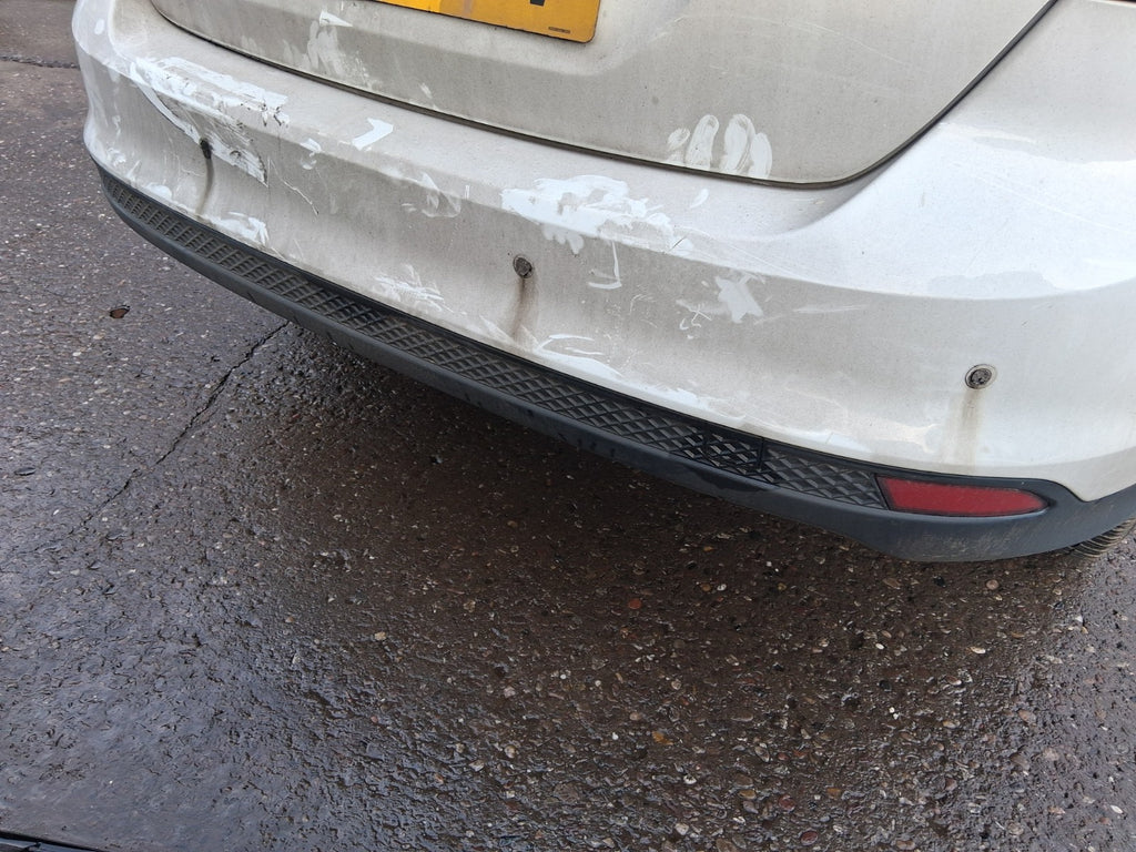 2013 FORD FOCUS MK3 HATCHBACK REAR COMPLETE BUMPER WITH SENSORS FROZEN WHITE Z2