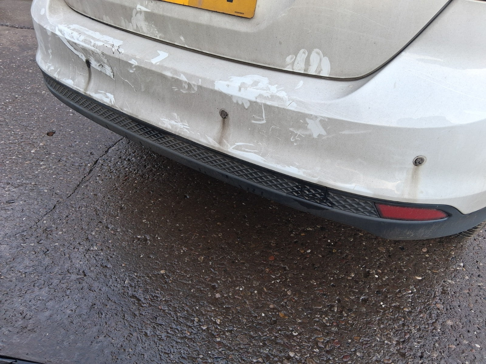 2013 FORD FOCUS MK3 HATCHBACK REAR COMPLETE BUMPER WITH SENSORS FROZEN WHITE Z2