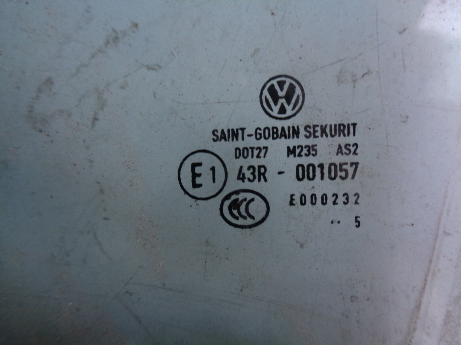 VOLKSWAGEN GOLF MK4 35DOOR  NSF PASSENGER SIDE FRONT WINDOW GLASS