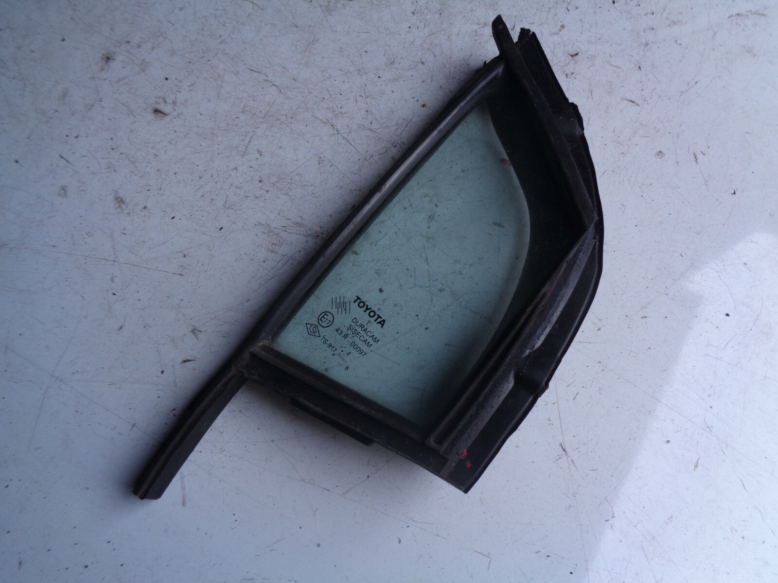 TOYOTA AURIS OSR DRIVER SIDE REAR QUARTER GLASS