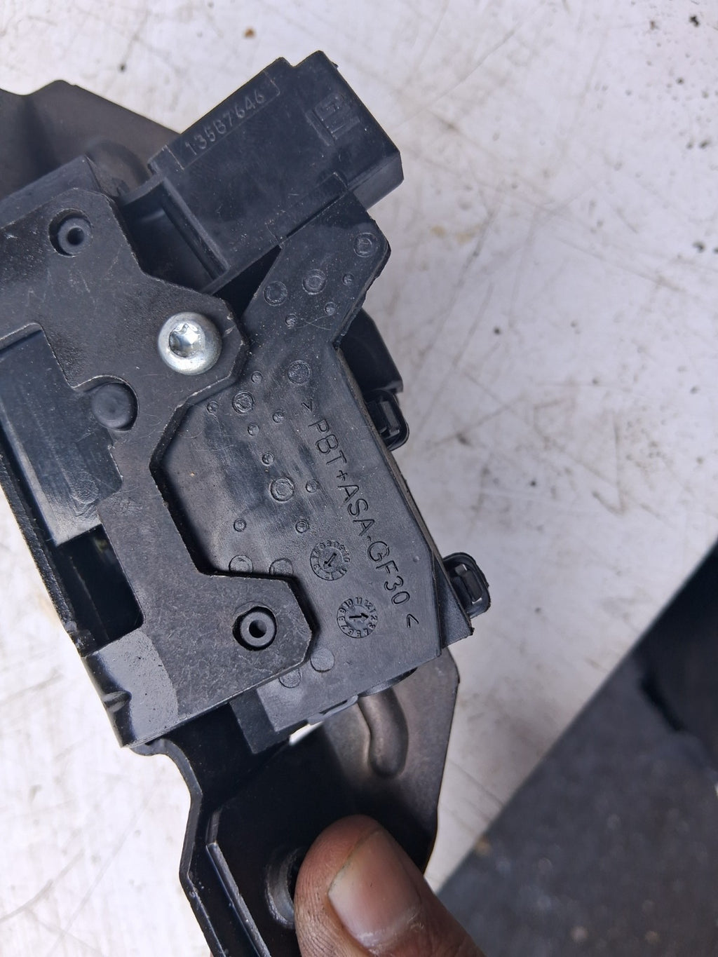 2013 VAUXHALL ASTRA J REAR TAILGATE BOOTLID BOOT LOCK MECHANISM