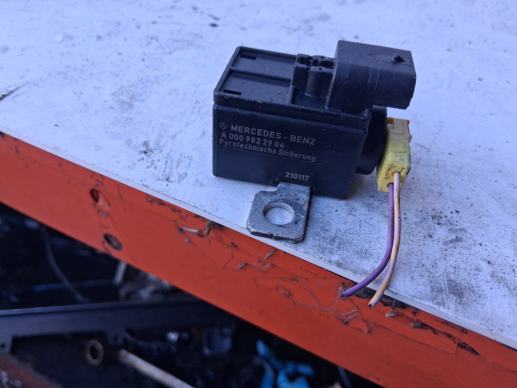 2015 MERCEDES C CLASS W204 SAFETY BATTERY PYROTECHNICAL FUSE RELAY A0009822904