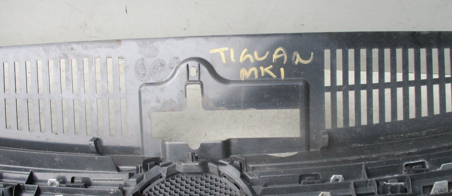 VOLKSWAGEN VW TIGUAN MK1 FRONT UPPER BUMPER RADIATOR GRILL 5N0853653