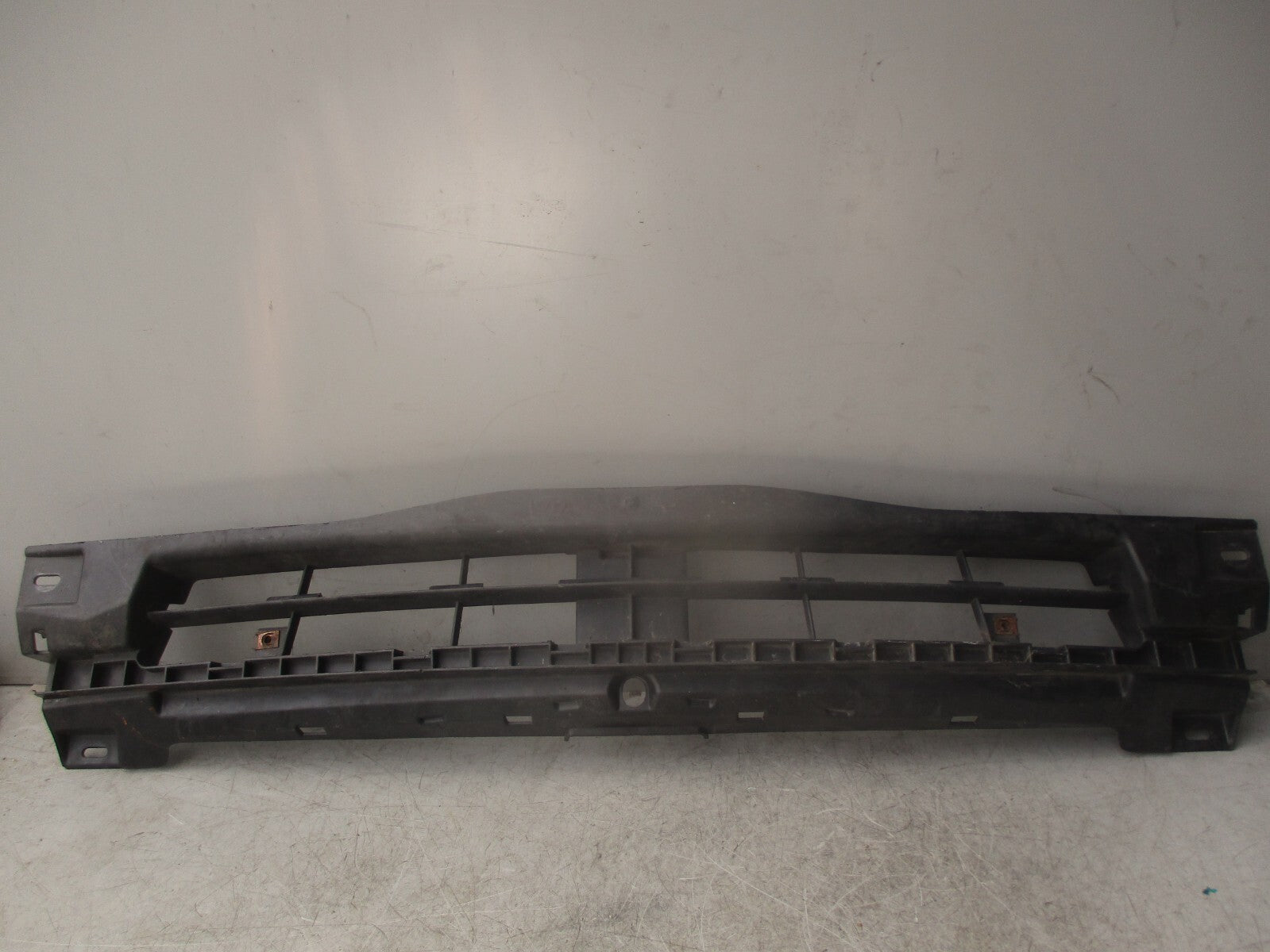 2012 VAUXHALL VIVARO MK1 X83 FRONT BUMPER CENTRE BRACKET 620300102R