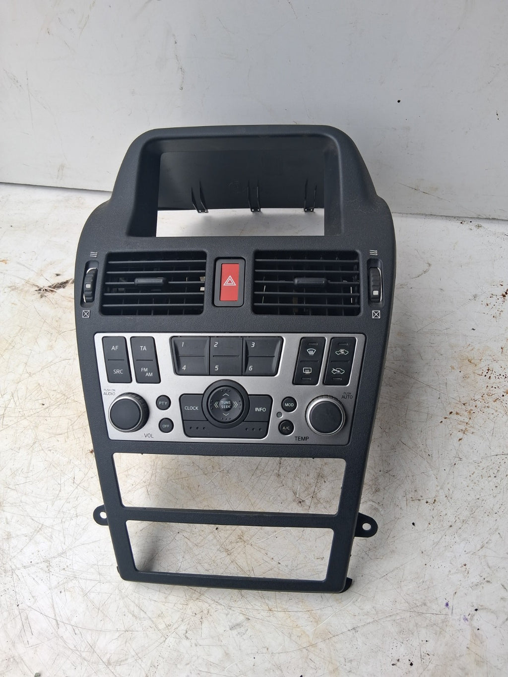 2005 NISSAN ALMERA STEREO CONTROL SWITCH PANEL & TRIM & CENTRE VENTS 28395BN801