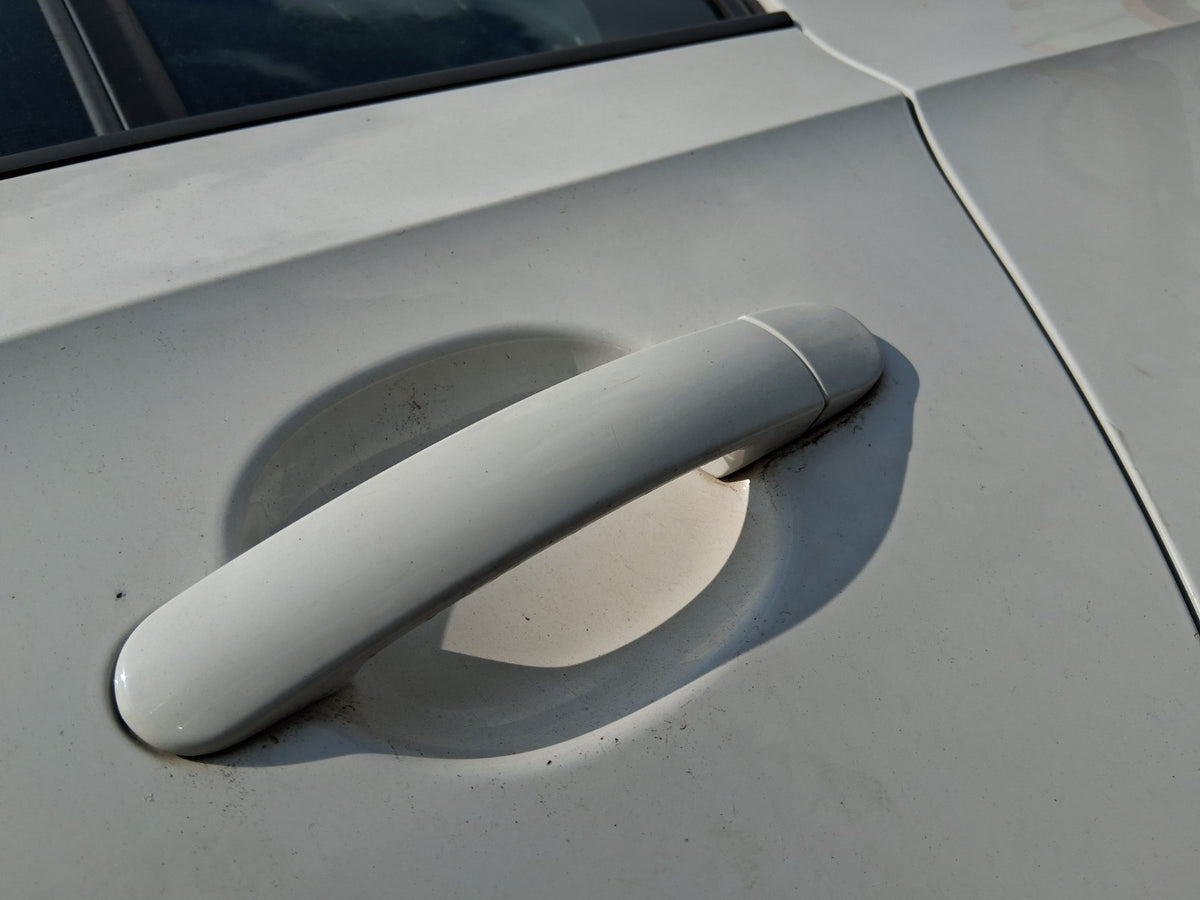 SEAT TOLEDO MK4 2018 HATCH NSR PASSENGER SIDE REAR DOOR HANDLE CANDY WHITE LF9E