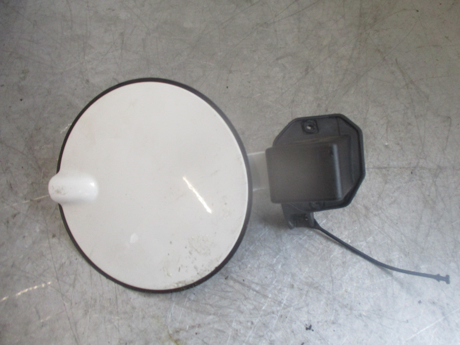 VAUXHALL CORSA D FUEL FILLER FLAP CAP IN WHITE 13183306 GENUINE (4587