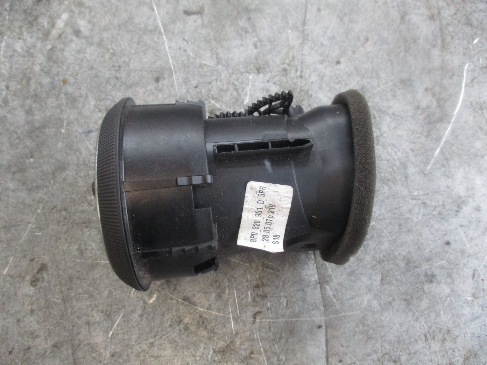 AUDI A3 8P MK2 DASHBOARD AIR VENT 8P0820901