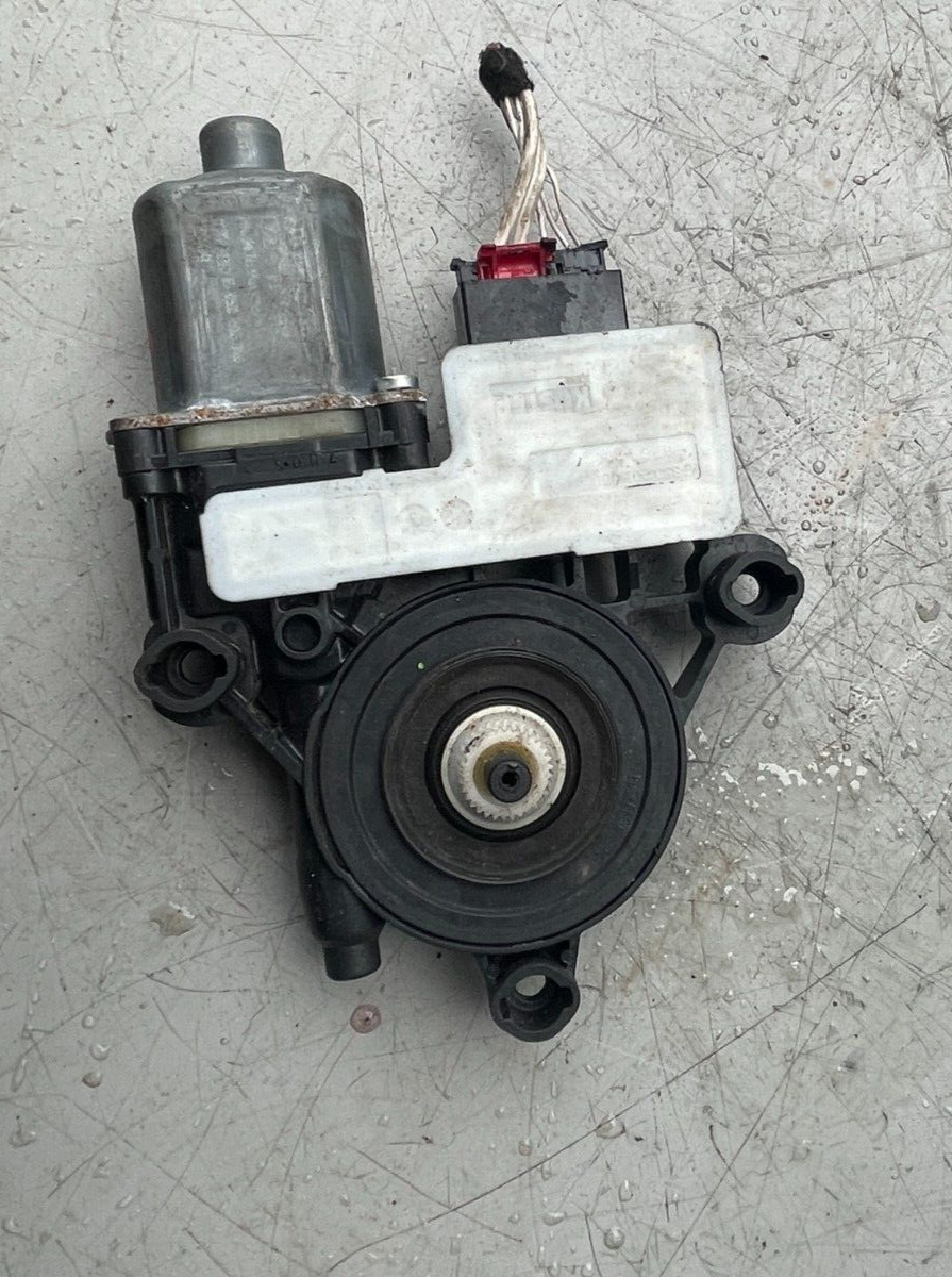 2016 VW TIGUNA PASSENGER SIDE WINDOW REGULATOR MOTOR 0130822725