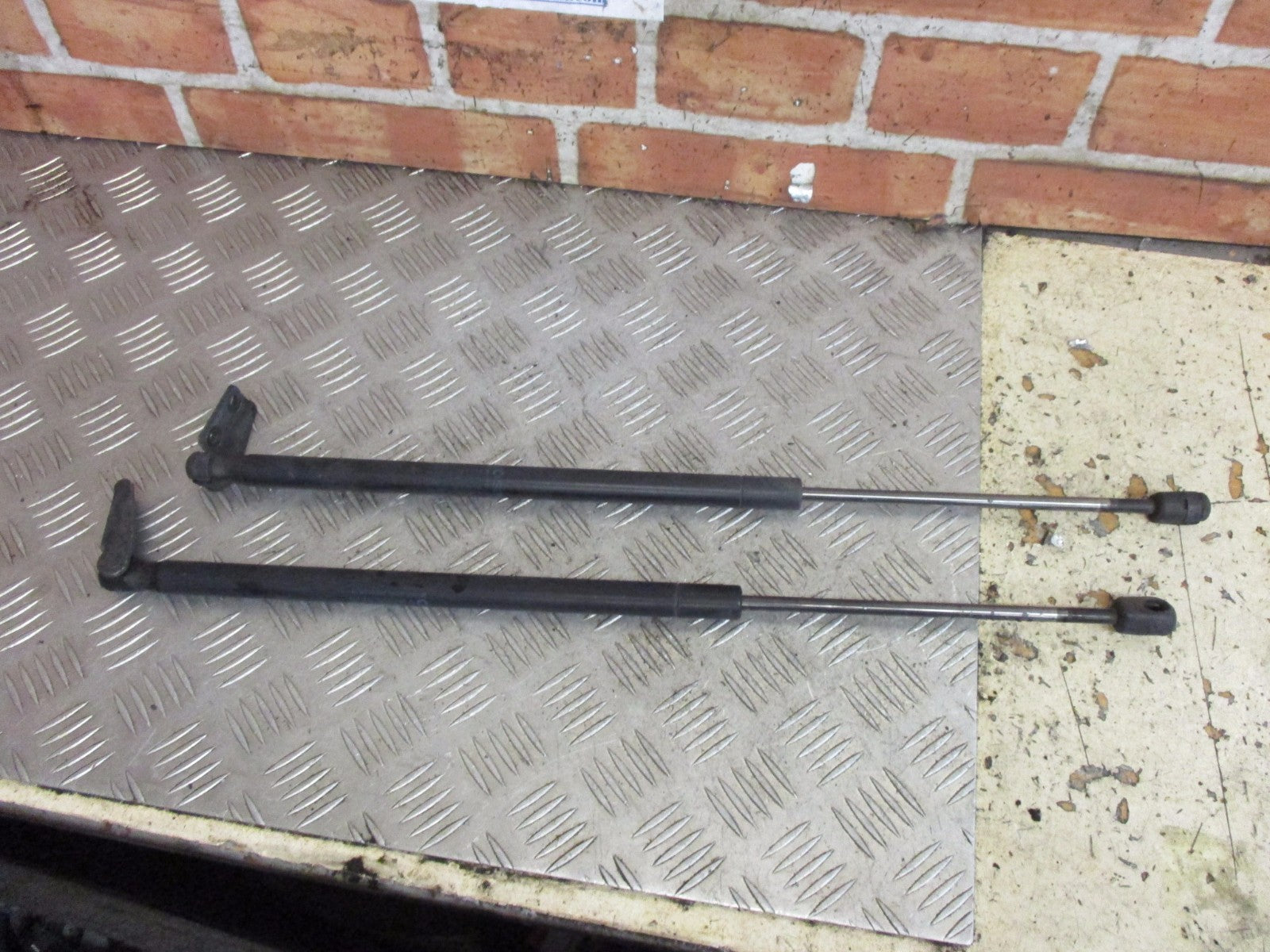 SMART FORFOUR 2005 REAR BOOT LID TAILGATE GAS STRUTS LIFTERS 2 X STRUT MR959245