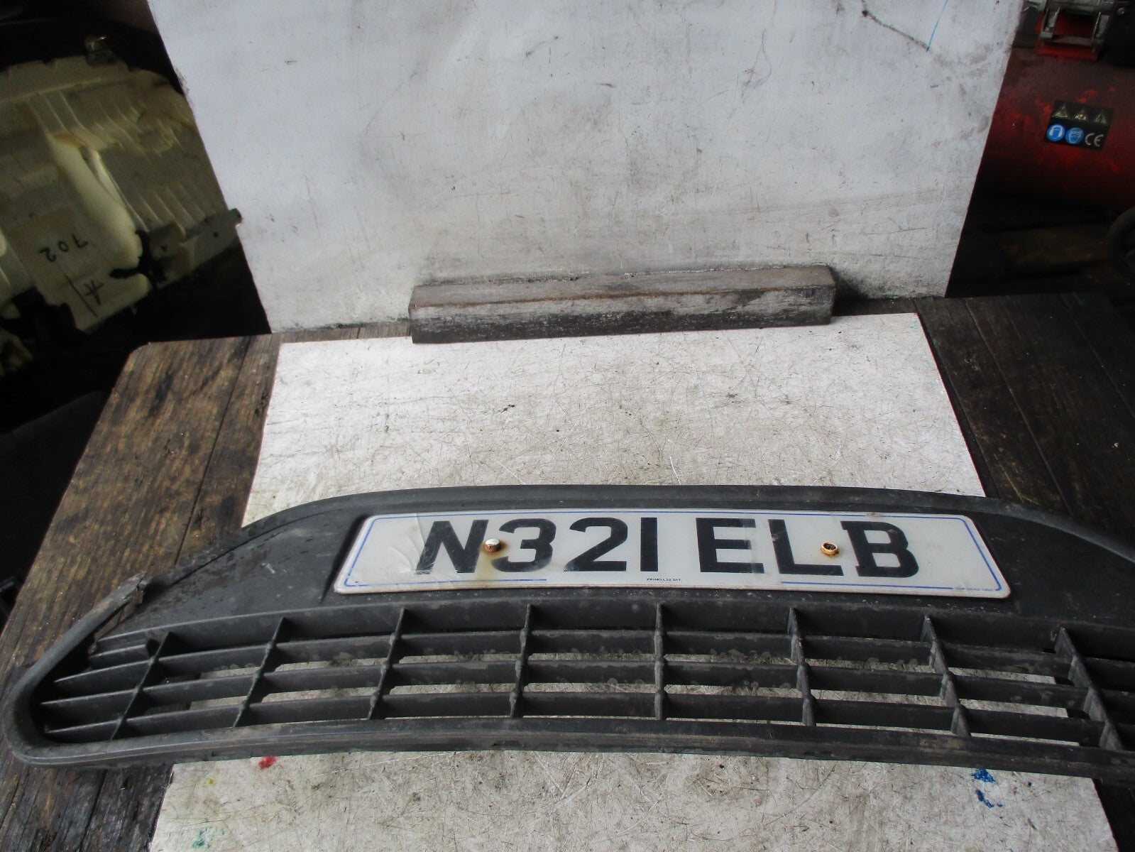 FORD FOCUS MK2 2010 FRONT BUMPER LOWER GRILL 8M5117B968