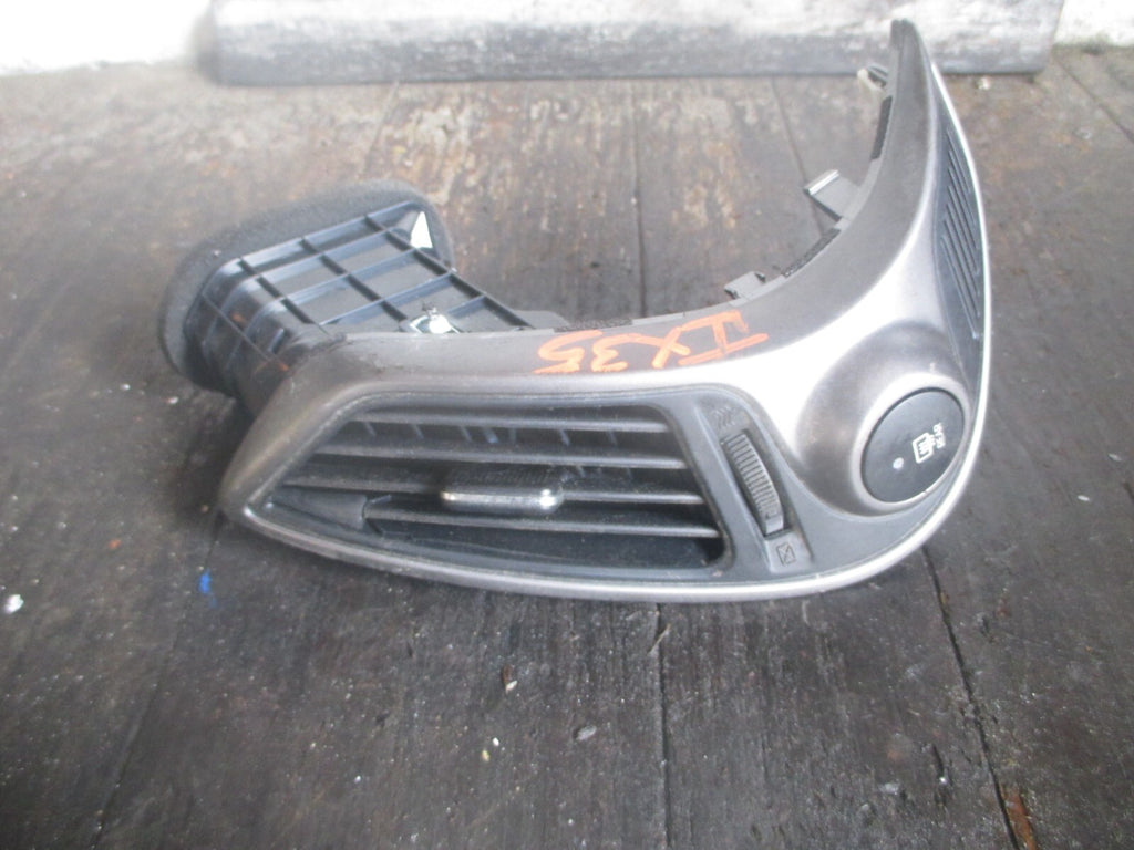 HYUNDAI IX35 2013 MK1 FRONT DASHBOARD DRIVER SIDE AIR VENT 974202S905TAN