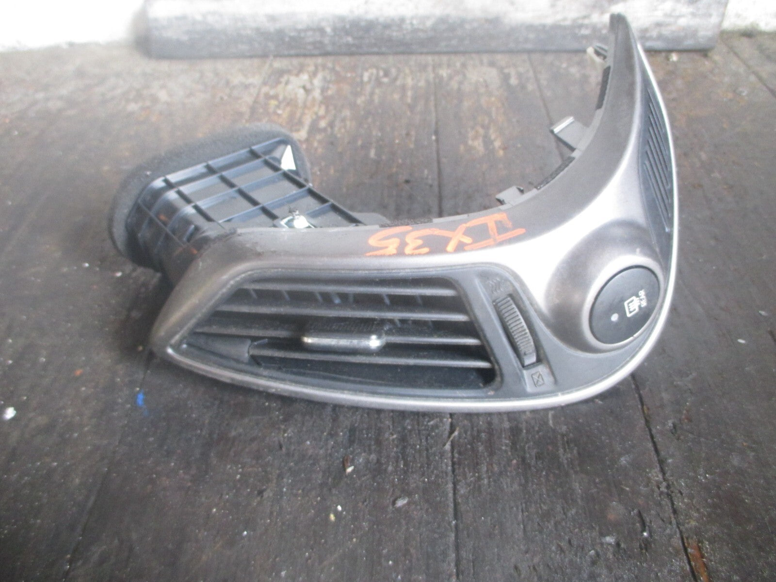 HYUNDAI IX35 2013 MK1 FRONT DASHBOARD DRIVER SIDE AIR VENT 974202S905TAN