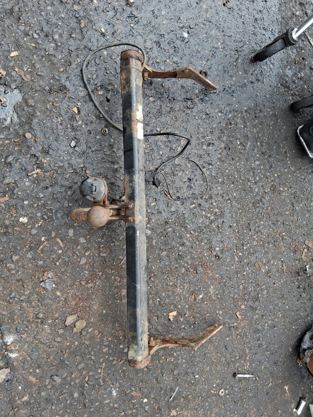 RENAULT CAPTUR 2018 REAR METAL TOW BAR WITH ELECTRICS PLUG