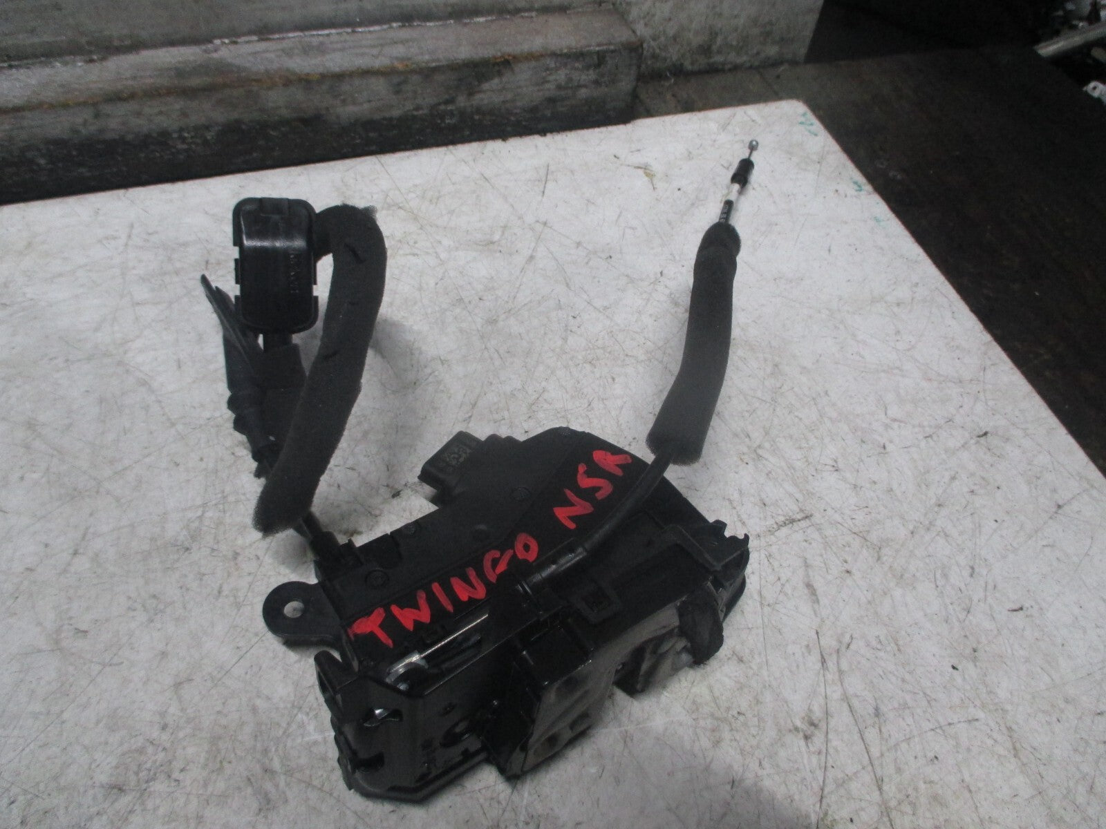 RENAULT TWINGO MK3 2017 NSR PASSENGER SIDE REAR DOOR LOCK MECHANISM 825037656R