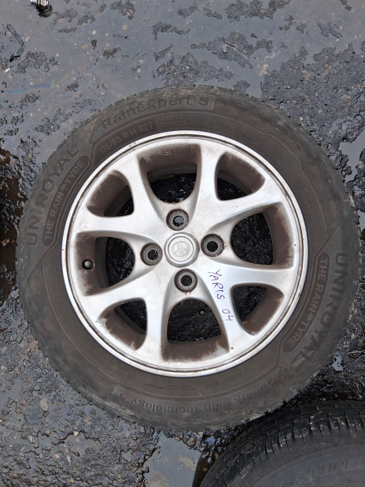 2004 TOYOTA YARIS MK1 14 INCH ALLOY WHEEL WITH TYRE 175/65R14