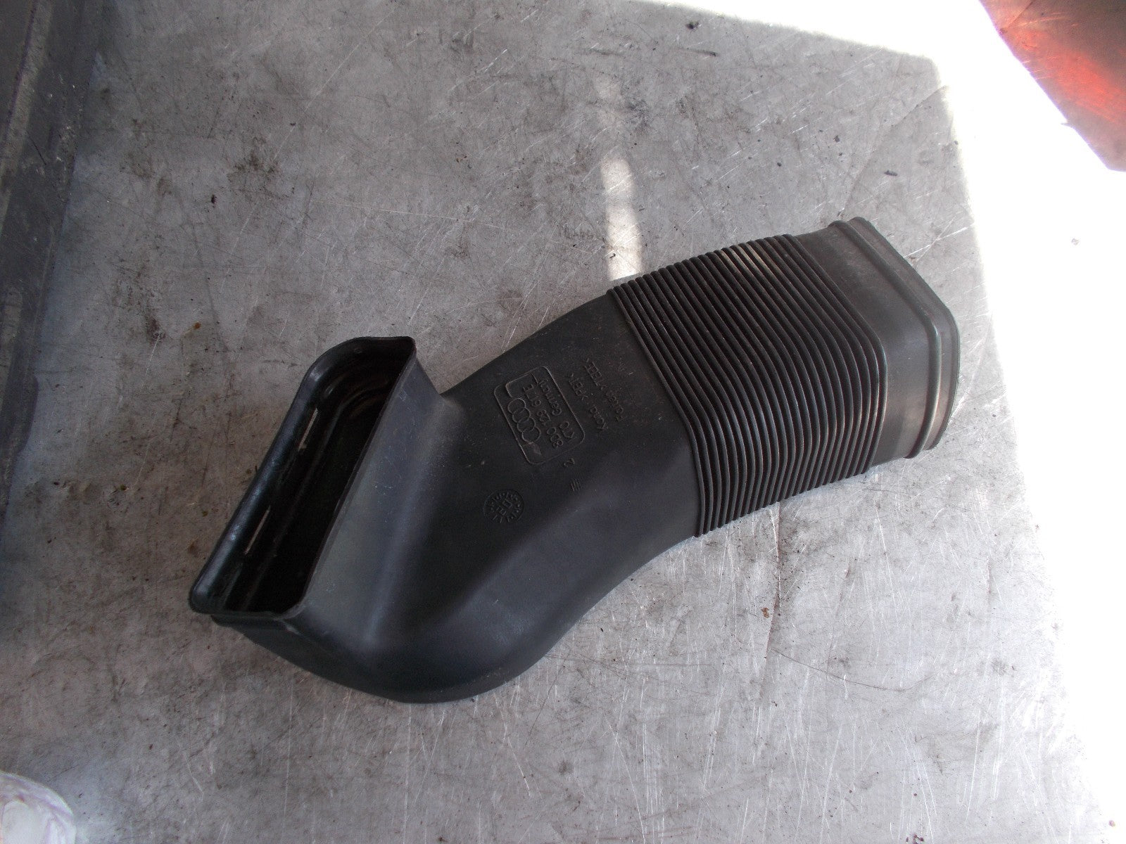 VOLKSWAGEN AUDI SEAT AIR INTAKE PIPE DUCT 8D0129617E