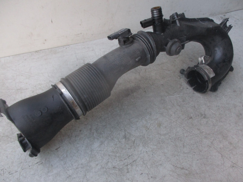 2017 MERCEDES-Benz  CLA 1.6 PETROL AIR INTAKE PIPE HOSE A2700901029