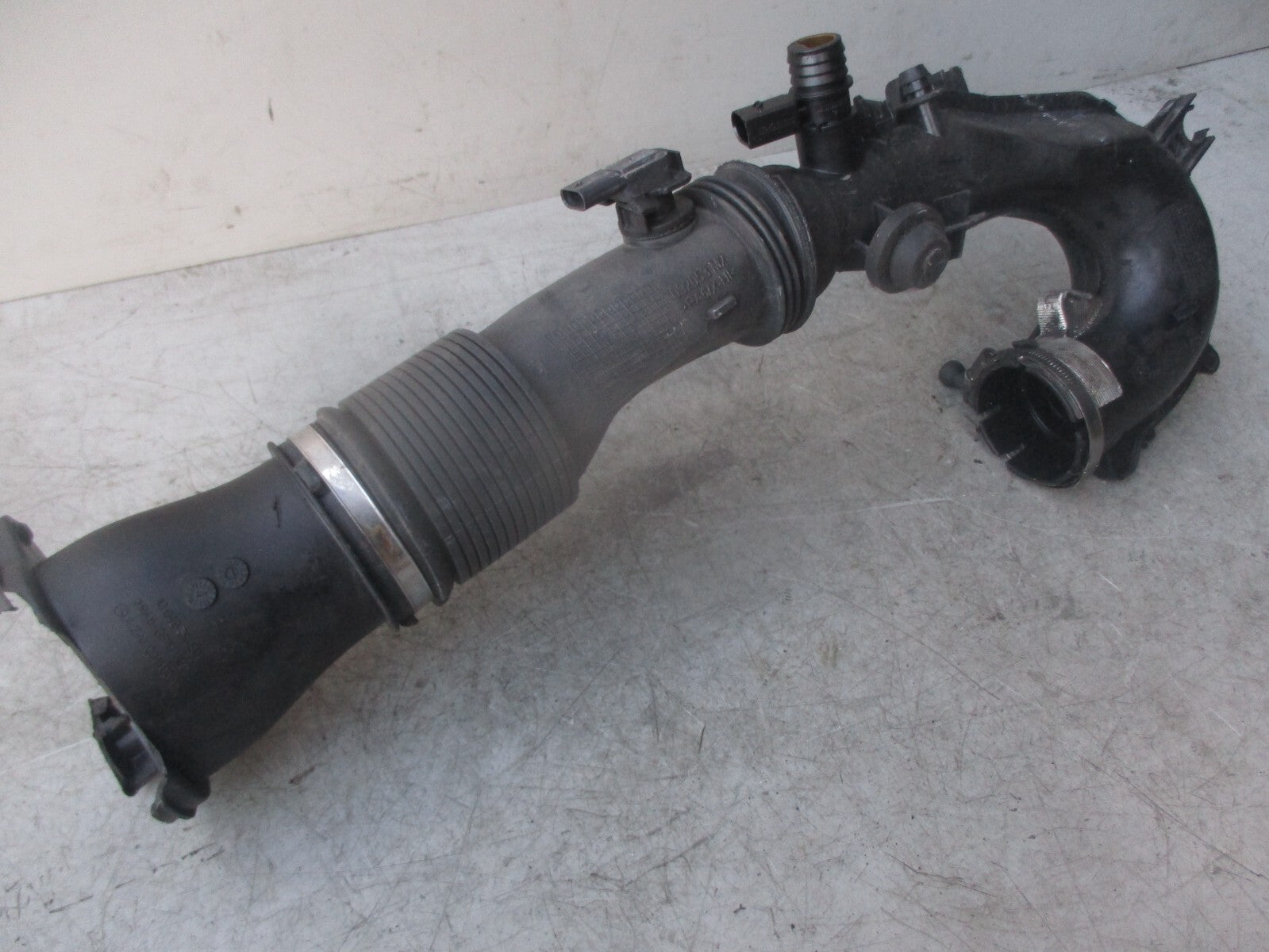 2017 MERCEDES-Benz  CLA 1.6 PETROL AIR INTAKE PIPE HOSE A2700901029