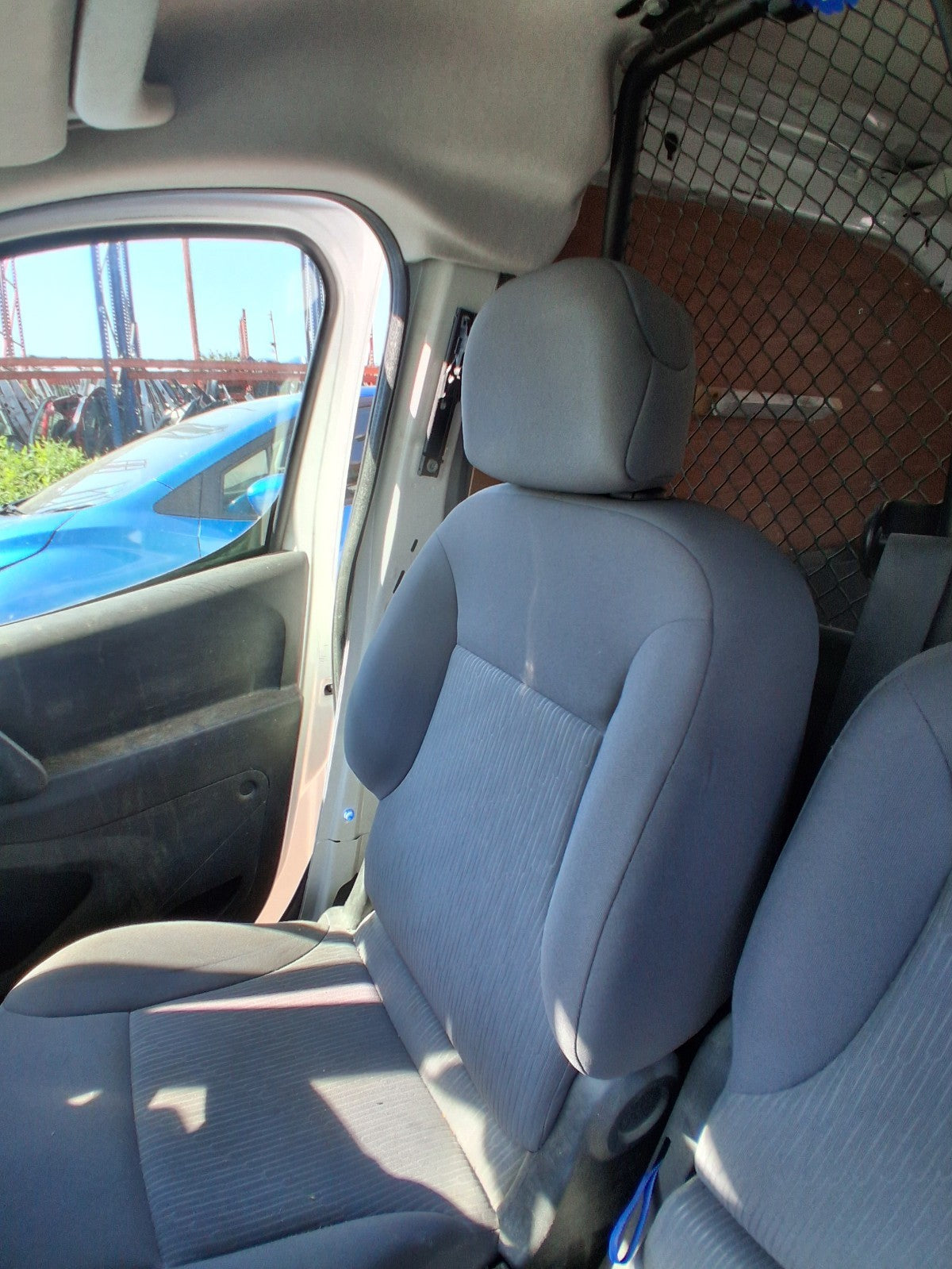 2015 PEUGEOT PARTNER MK2 OSF DRIVER SIDE FRONT RIGHT COMPLETE FABRIC SEAT