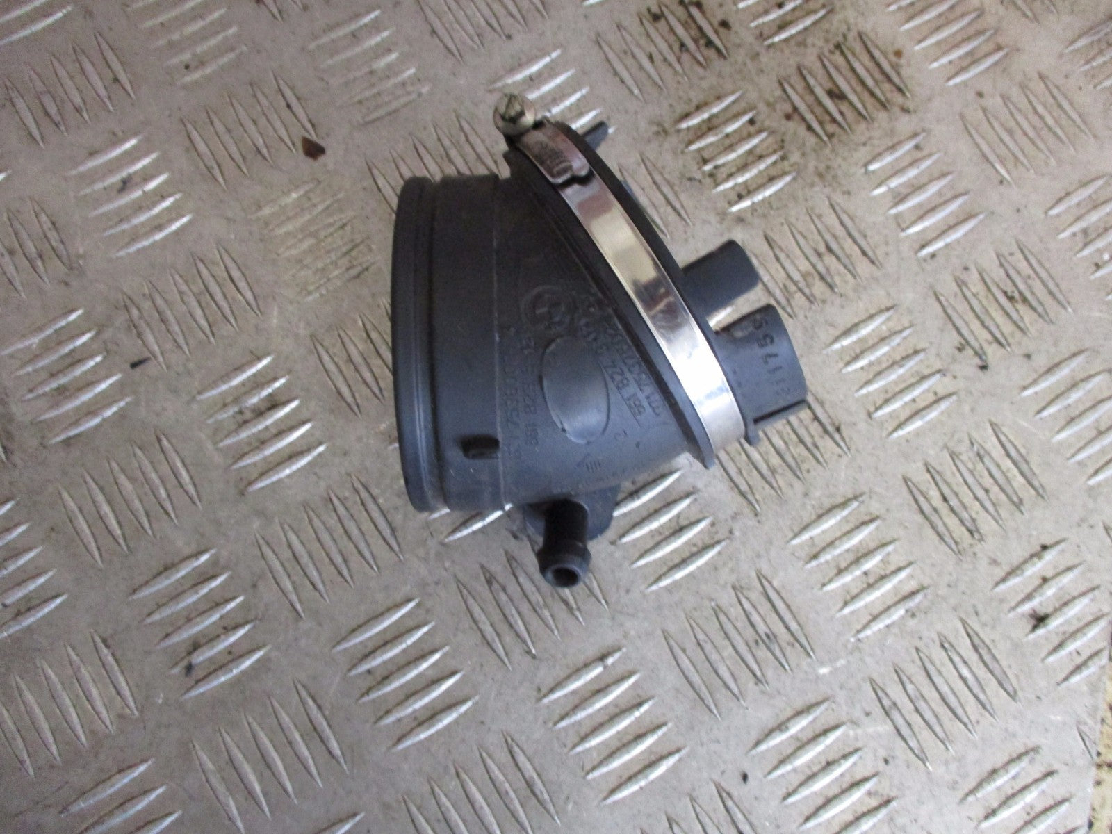 BMW 1 SERIES F20 2016 AIR INTAKE DUCT CONNECTOR 13717537502