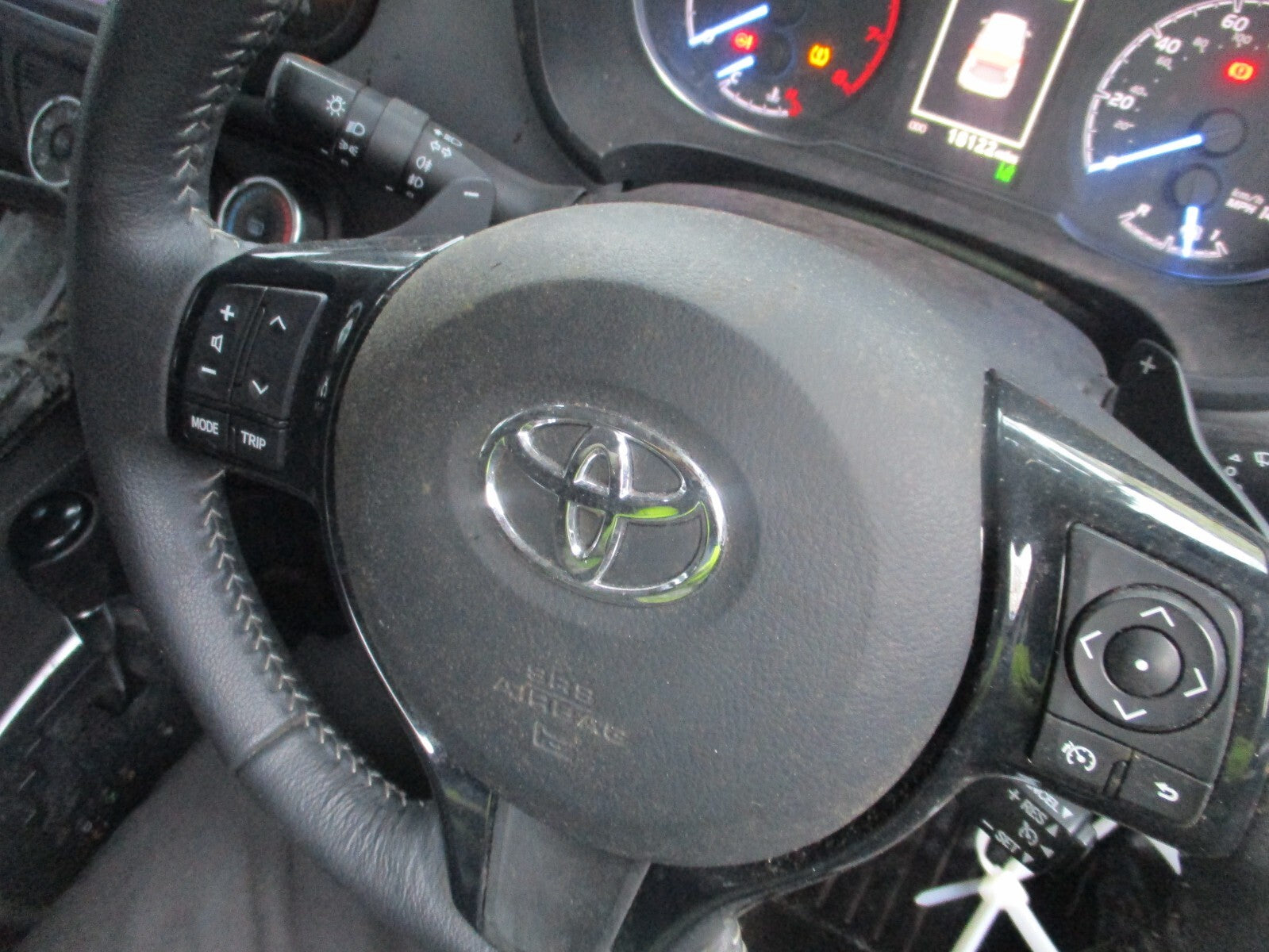 TOYOTA YARIS MK3 2018 3 SPOKE LEATHER MULTIFUNCTION STEERING WHEEL