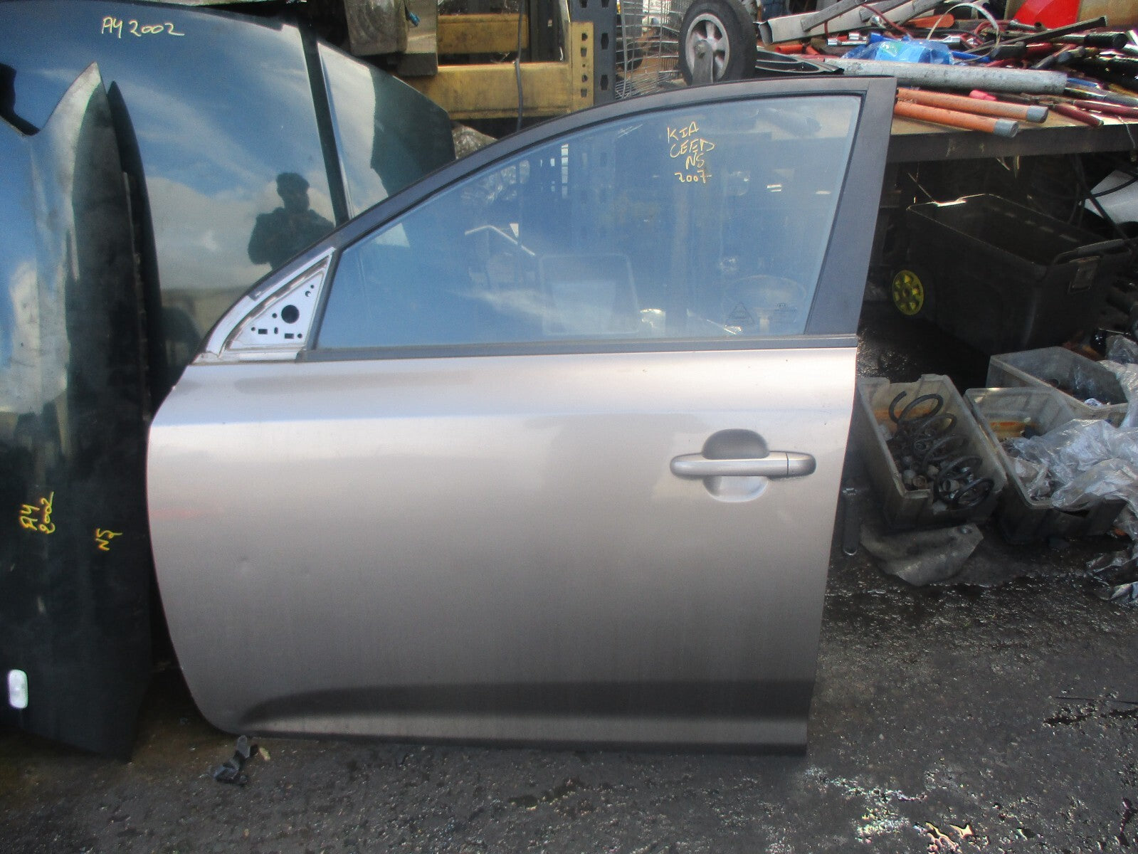 KIA CEED MK1 2007 NSF PASSENGER SIDE FRONT COMPLETE DOOR BEIGE 8Q