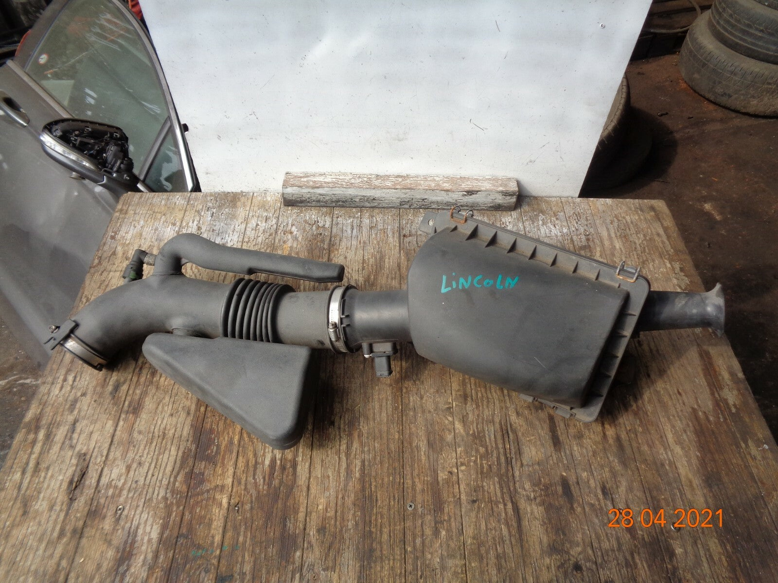 FORD LINCOLN TOWN CAR 2006 AIR INTAKE FILTER BOX PLASTIC TUBE PIPE MAF ASSEMBLY