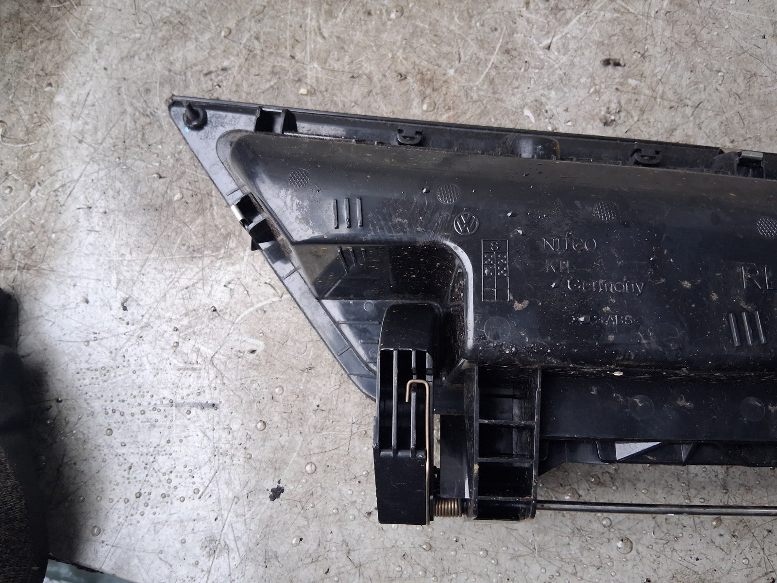 VW VOLKSWAGEN TIGUAN MK2 DASHBOARD CENTRE UPPER STORAGE COMPARTMENT 5NC857922