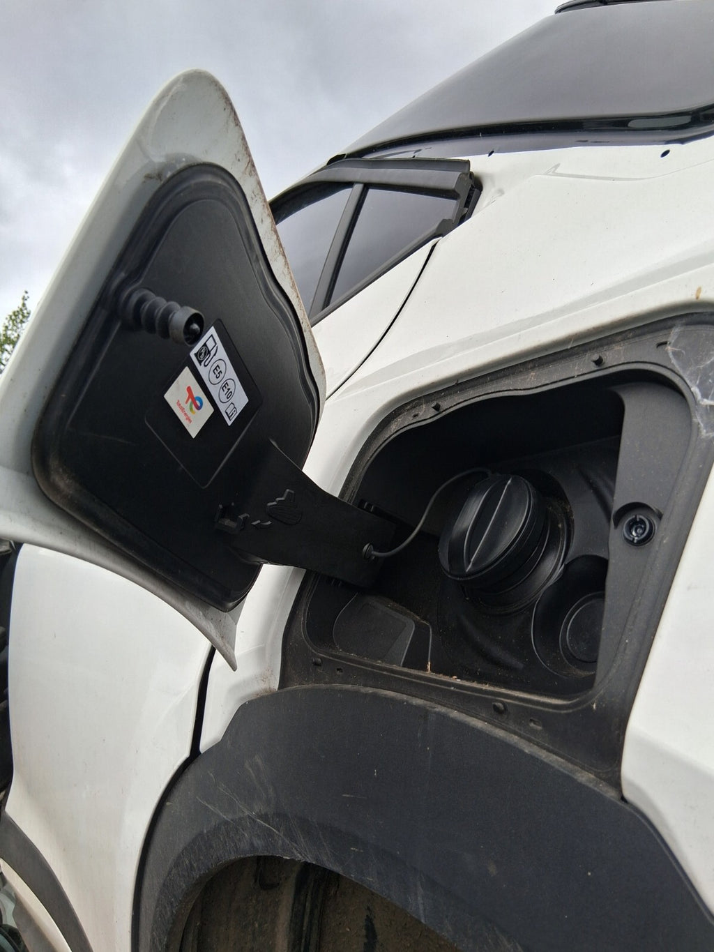 2024 VAUXHALL MOKKA B MK2 FUEL FLAP LID COVER ARCTIC WHITE EWP